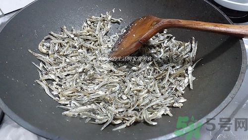 小魚(yú)干怎么炒好吃？蜜汁小魚(yú)干的做法