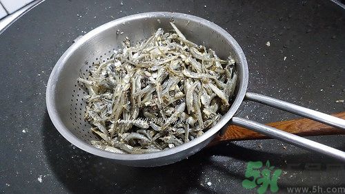 小魚(yú)干怎么炒好吃？蜜汁小魚(yú)干的做法