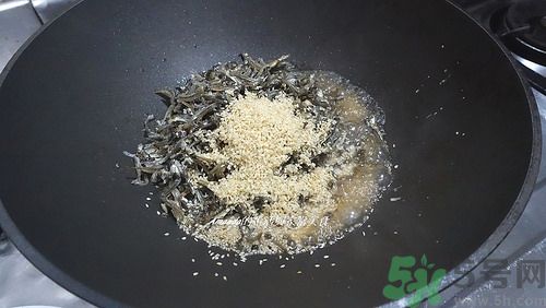 小魚(yú)干怎么炒好吃？蜜汁小魚(yú)干的做法