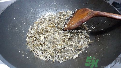 小魚(yú)干怎么炒好吃？蜜汁小魚(yú)干的做法