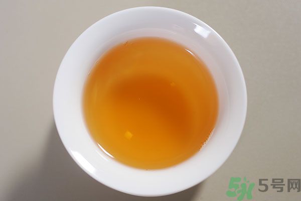 早上起床喝白開(kāi)水好嗎？喝白開(kāi)水好還是茶水好？