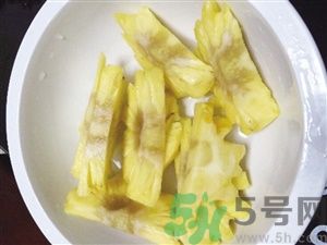 菠蘿里面發(fā)黑是為什么？發(fā)黑的菠蘿能吃嗎？