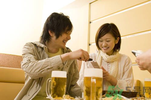 過(guò)期啤酒能喝嗎？過(guò)期啤酒喝了會(huì)怎么樣？