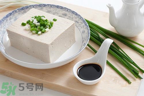 豆腐長黑毛了還能吃嗎?