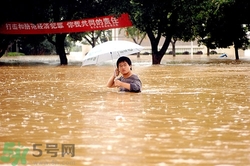 在雨水中走路容易得什么?。吭谟晁凶呗酚惺裁次：?？