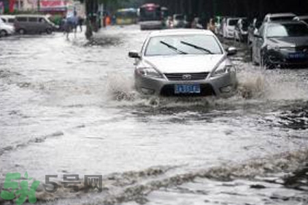 路面雨水多深車輛不宜通行？車輛在雨水中行駛要注意什么？