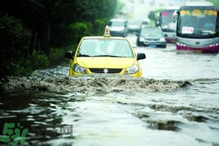 路面雨水多深車輛不宜通行？車輛在雨水中行駛要注意什么？