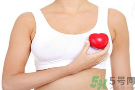 女性乳腺增生的原因是什么？乳腺增生的癥狀有哪些？