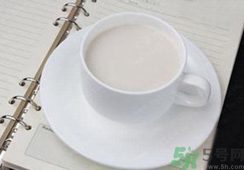 純牛奶和酸奶哪個(gè)營養(yǎng)更高？喝純牛奶好還是酸奶好？