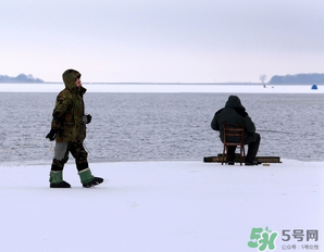 冬天釣魚(yú)用什么餌料？冬天釣魚(yú)用什么小藥？