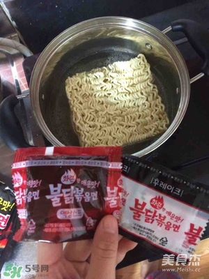 三養(yǎng)火雞面怎么吃?三養(yǎng)火雞面食用方法