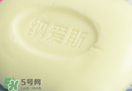 香皂洗臉好還是洗面奶好?香皂洗臉毛孔會(huì)變大嗎?