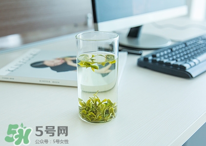 涼茶可以沖奶粉嗎?涼茶和奶粉一起好嗎