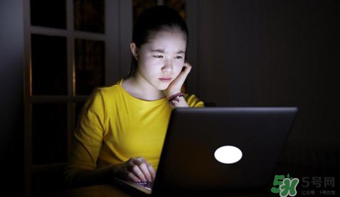 女人熬夜吃什么好？女人熬夜的危害有多大