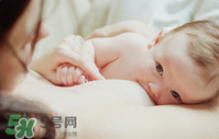 哺乳期奶水有血是什么原因？哺乳期奶水有血能喂奶嗎？