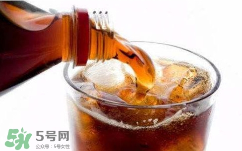 為什么喝碳酸飲料打嗝嗆鼻子？碳酸飲料為什么會(huì)冒泡