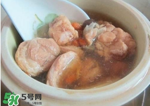 鱷魚(yú)肉燉湯要去皮嗎？鱷魚(yú)肉煲湯新鮮的好還是干的好