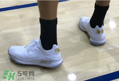 under armour curry 4 low低幫版白金配色上腳怎么樣？