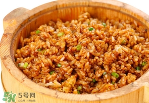 醬油炒飯?jiān)趺醋?？醬油炒飯生抽還是老抽