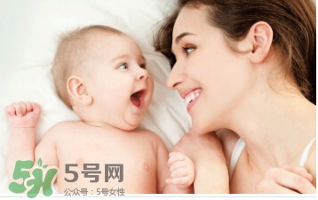 母乳喂養(yǎng)胸部一大一小怎么辦？母乳喂養(yǎng)會導(dǎo)致胸不對稱嗎？