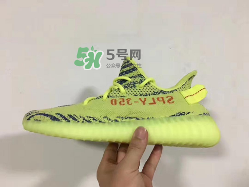 adidas yeezy boost 350 v2黃斑馬是夜光的嗎？