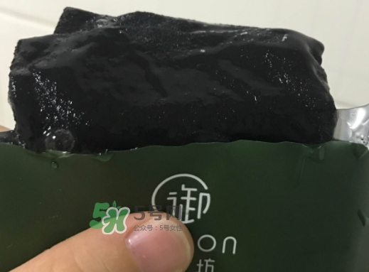 御泥坊水潤茶萃微囊黑面膜怎么用？