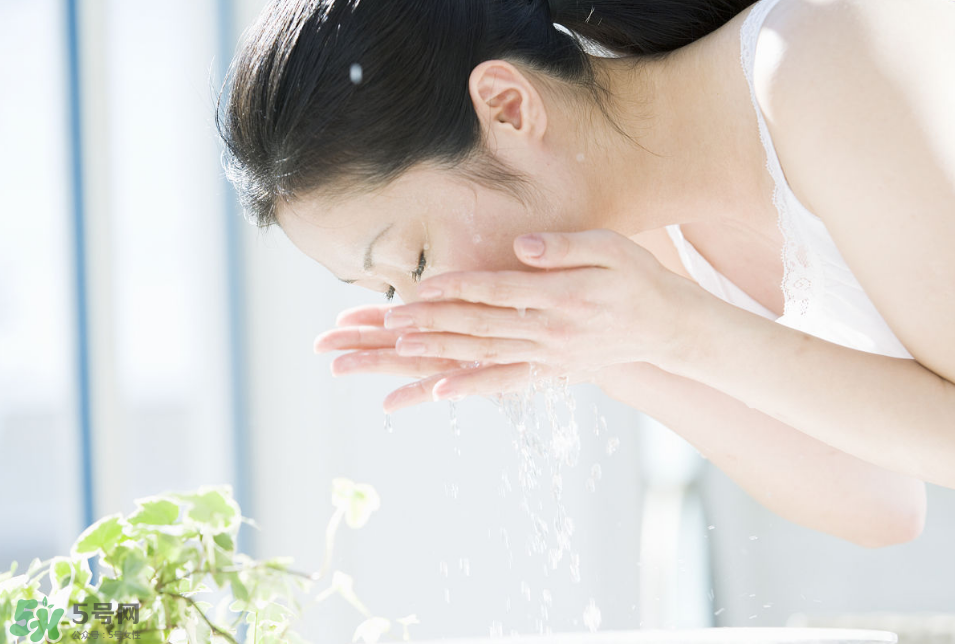 抬頭紋太重怎么辦？撫平抬頭紋只需這幾招