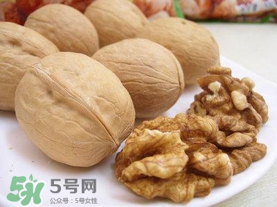 吃核桃對頭發(fā)有什么好處？為什么吃核桃對頭發(fā)生長有好處？