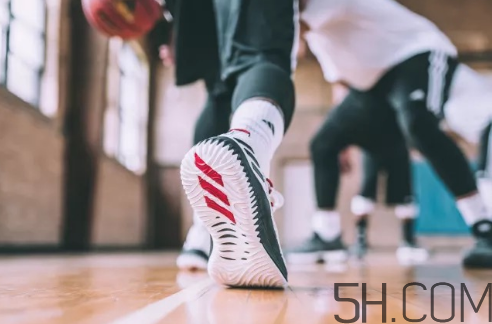 adidas dame 4多少錢？阿迪達斯利拉德四代上腳效果