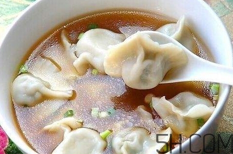 煮餃子用冷水還是熱水？煮餃子用大火還是小火？