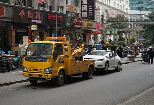 汽車拖車費(fèi)能報(bào)嗎？汽車的前后拖車孔怎么打開？