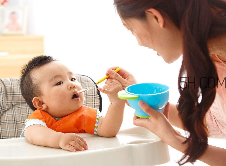 寶寶多大可以自己吃飯？如何讓寶寶愛上吃飯？