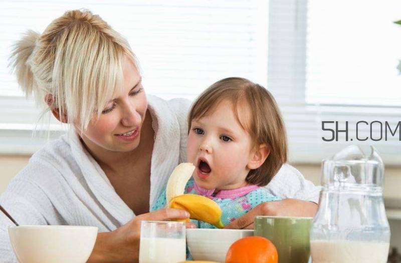 寶寶多大可以自己吃飯？如何讓寶寶愛上吃飯？