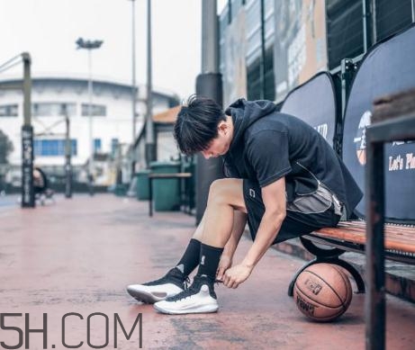 under armour curry 4黑白配色上腳效果怎么樣？