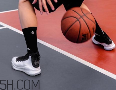 under armour curry 4黑白配色上腳效果怎么樣？