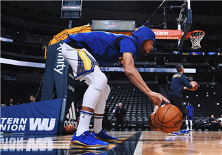 under armour curry 4 low勇士隊(duì)藍(lán)金配色會(huì)發(fā)售嗎？