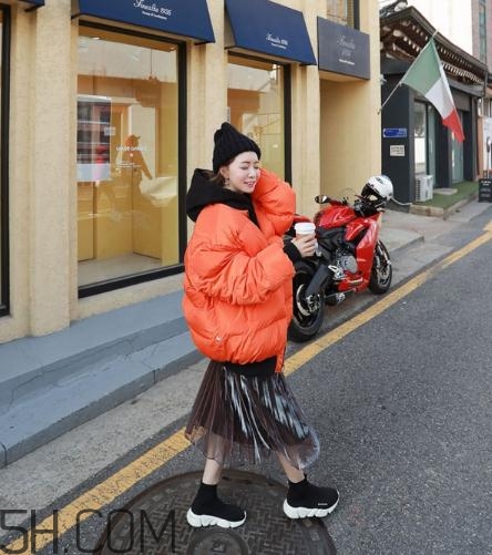 棉服配裙子好看嗎？棉衣配什么裙子好？