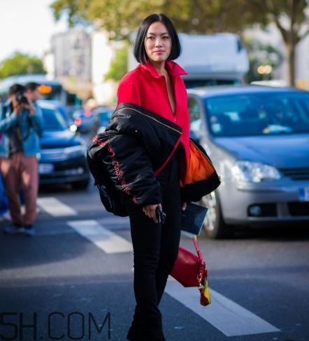 黑色飛行夾克怎么搭配？黑色飛行員夾克搭配女