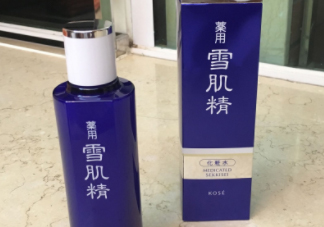 雪肌精化妝水盈潤(rùn)型成分是什么？會(huì)使皮膚變薄嗎？