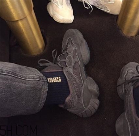 yeezy 500 desert rat純黑配色實(shí)物什么樣？