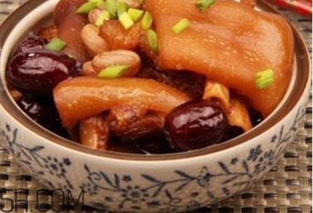 女性產(chǎn)后胸部松弛吃什么好？產(chǎn)后乳房變形如何保?。?></p><h3>女性產(chǎn)后胸部松弛吃什么好</h3><p>大豆</p><p>吃大豆，對身體好，大豆?fàn)I養(yǎng)豐富，特別是其中的礦物質(zhì)含量更加豐富，吃進(jìn)身體，能促進(jìn)生長發(fā)育，對新陳代謝、內(nèi)分泌代謝也是非常好。</p><p>女性吃大豆，一方面能吸收雌性激素，能促進(jìn)身體吸收，另一方面，能吸收微量元素，不斷的改善乳房發(fā)育，呈現(xiàn)出飽滿的狀態(tài)。</p><p>牛奶</p><p>牛奶，可以說每一個女性都不會拒絕的，豐富的蛋白質(zhì)，能促進(jìn)身體吸收，而就豐胸來說，這些蛋白質(zhì)也是不遑相讓的。</p><p>豬蹄</p><p>更多的時候，女性會想著吃豬蹄，吸收膠質(zhì)改善皮膚。其實，通過吃豬蹄，對增強(qiáng)胸部發(fā)育也是非常好的，讓胸部越來越挺拔。</p><p>牛油果</p><p>牛油果相對來說，不如蘋果橘子那么常見，但是，其功效不容忽視，特別是想要增強(qiáng)胸部彈性，可以適當(dāng)?shù)亩喑渣c。</p><p>豐富的不飽和脂肪酸，能增強(qiáng)胸部組織彈性;其中的維生素E，則能促進(jìn)胸部再次發(fā)育。</p><p>葡萄</p><p>就水果來說，吃點葡萄，對女性保健也是非常好的，這是因為在葡萄中有維生素C，能避免胸部變形，對改善胸部健康，有非常好的幫助。</p><p style=