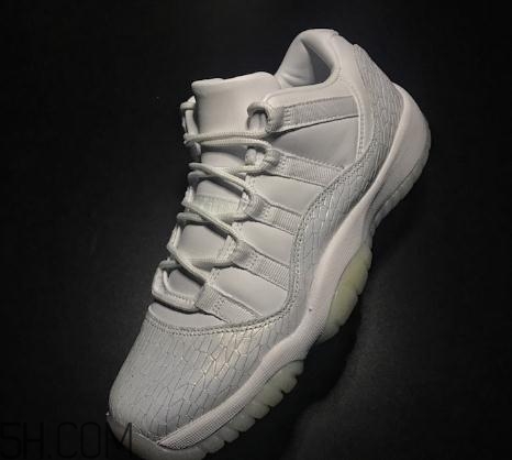 air jordan 11 low爆裂白蛇真假鑒定_真假對(duì)比