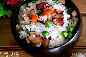 香菇臘腸土豆?fàn)F飯的做法 一個(gè)電飯煲就可以搞定的懶人飯