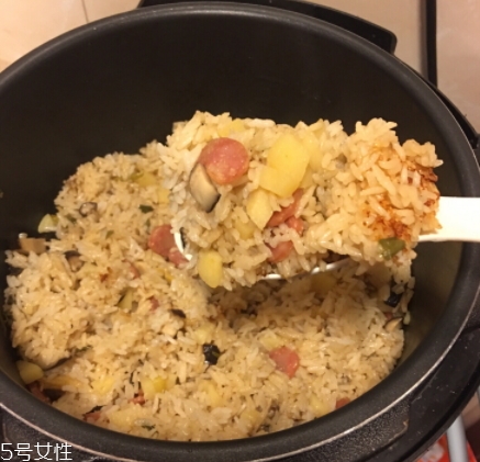 香菇臘腸土豆?fàn)F飯的做法 一個(gè)電飯煲就可以搞定的懶人飯