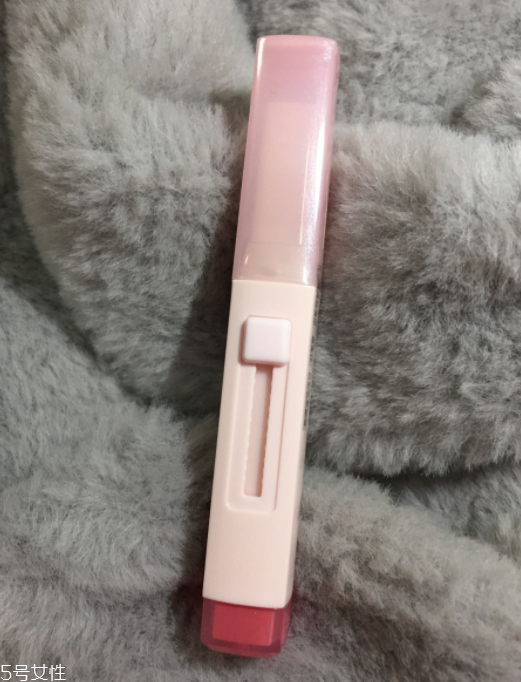 蘭芝V型唇膏01號色是什么樣的？淡粉色很溫婉