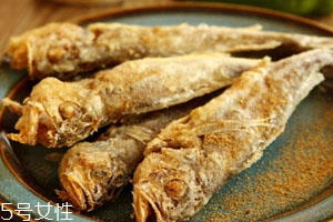 炸小黃魚(yú)用面粉還是淀粉 淀粉炸魚(yú)鮮嫩度更好