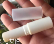 潤唇膏要怎么清潔？用前刮掉一層