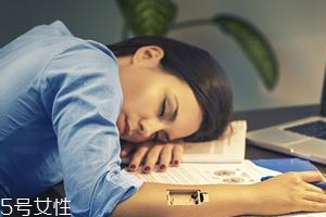 熬夜長(zhǎng)膘什么原因？疲勞使人食欲大開(kāi)