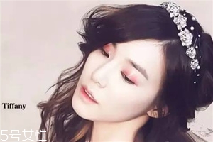 tiffany和pony酒紅色眼妝教程 化妝所需產(chǎn)品