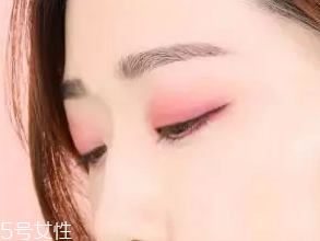 無妝眼影怎么畫？巧用粉色系眼影